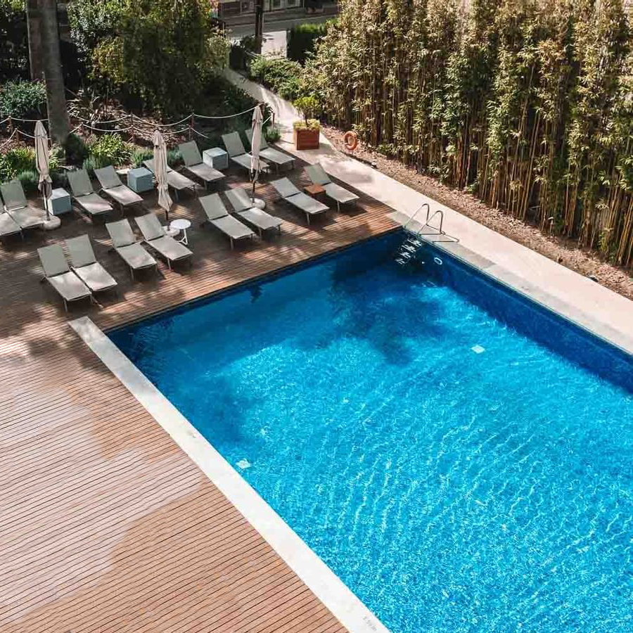 Blick auf den Pool des Aimia Hotels