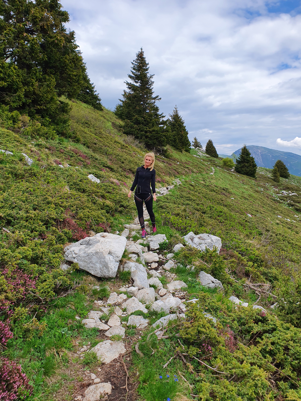 Janin auf tollen Wanderpfad auf dem Monte Baldo